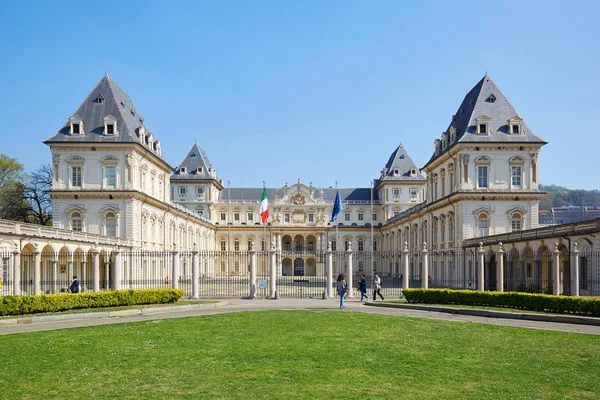 Valentino schloss mit grünen wiesen, klarem blauem himmel und menschen in piemont, turin, italien. — Stockfoto