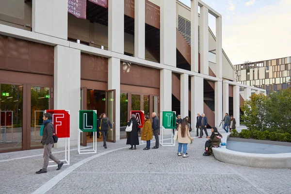 Torino,İtalya'daki Nuvola Lavazza binasında insanlarla düz, sanat kitabı fuarı girişi. — Stok fotoğraf