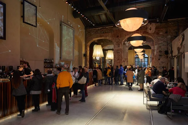 Ogr, Officine Grandi Riparazioni café intérieur avec personnes, soirée à Turin, Italie — Photo