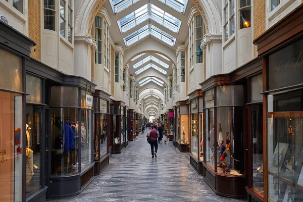 Burlington Arcade interiör med människor och lyx butiker i London, England. — Stockfoto