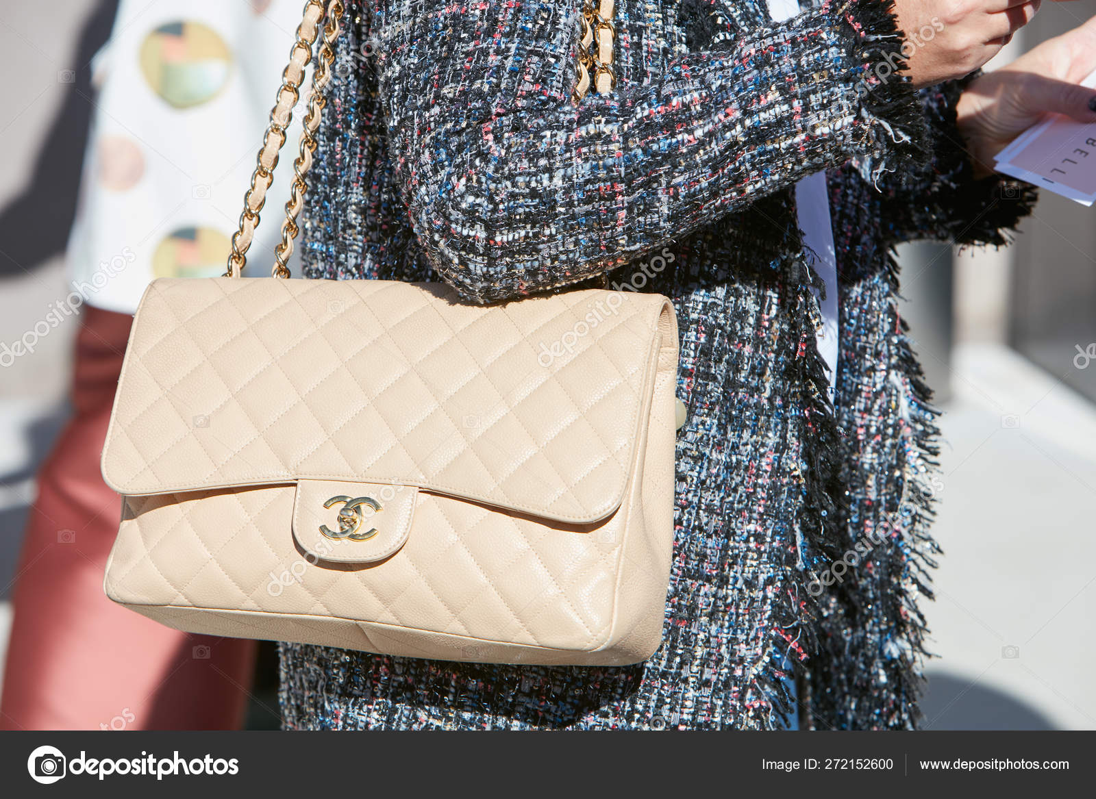Woman with beige Chanel leather bag before Alberto Zambelli fashion show,  Milan Fashion Week street style on September 20, 2017 in Milan. – Stock  Editorial Photo © AndreaA. #272152600