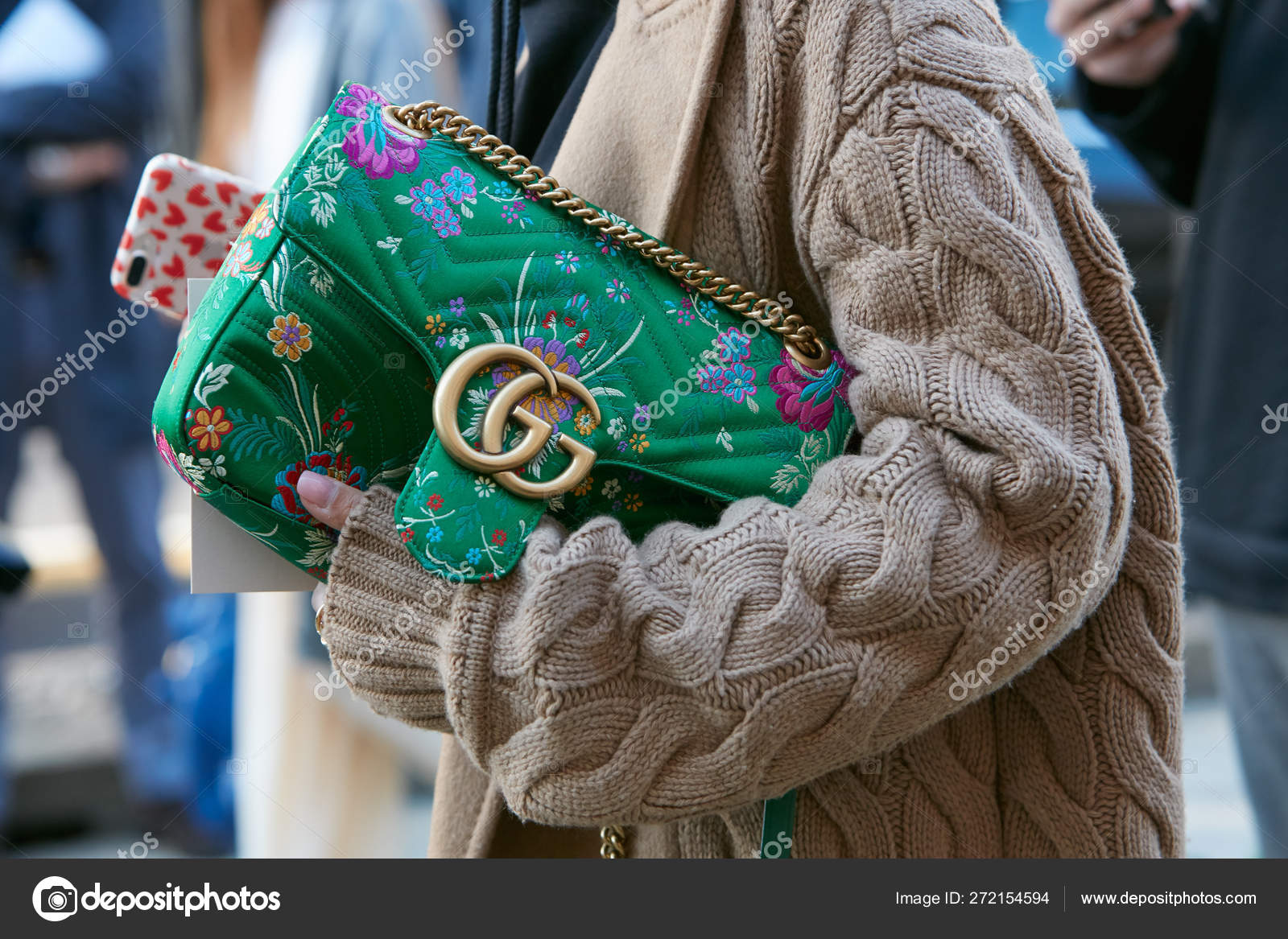 Mujer con sueter de lana beige y bolso Gucci con cadena de diseno floral antes del