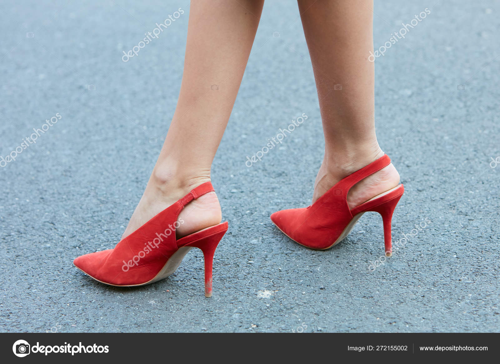 Femme avec des chaussures a talons hauts rouges avant le defile de mode Fendi Milan Fashion Week street style le septembre 21 2017 a Milan Photo editoriale par AndreaA. 272155002