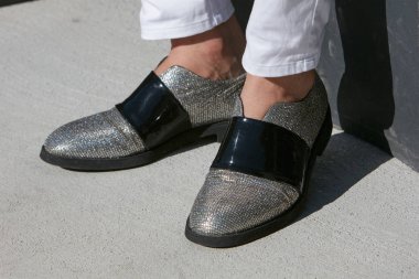 Alberto Zambelli defilesi öncesi gümüş taşlı ayakkabı ve beyaz pantolonlu adam, Milano Moda Haftası sokak stili 20 Eylül 2017'de Milano'da.