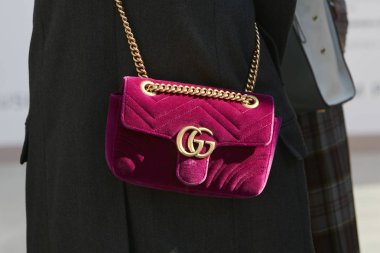 Alberto Zambelli moda defilesinden önce güneşli bir günde altın zincirli kırmızı kirazlı kadife çantalı kadın, Milan Moda Haftası tarzı 20 Eylül 2017, Milano.
