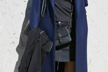 20 Eylül 2017 'de Milano' da Alberto Zambelli moda defilesinden önce mavi çizgili ceketli ve siyah deri çantalı bir kadın..