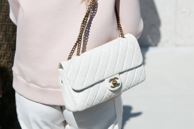 Beyaz Chanel deri çantalı ve soluk pembe kazaklı kadın Alberto Zambelli moda defilesinden önce, Milano Moda Haftası tarzı 20 Eylül 2017 'de Milano' da.