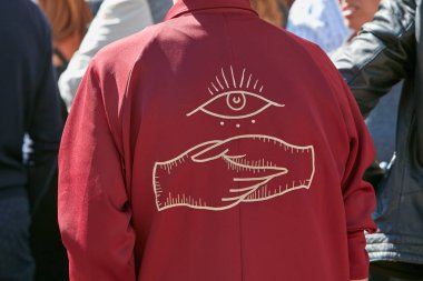 Cristiano Burani defilesi öncesi göz ve el sıkışma tasarım tuğla kırmızı ceketli adam, Milano Moda Haftası sokak stili 20 Eylül 2017 Milano'da.