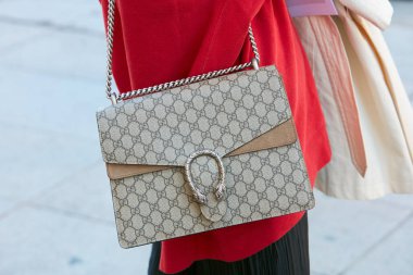 Cristiano Burani defilesinden önce Gucci çantalı ve kırmızı gömlekli kadın, Milan Moda Haftası tarzı 20 Eylül 2017, Milano.