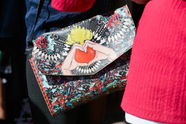  Cristiano Burani defilesinden önce kalbi ve elleri olan geometrik dekorasyon çantasıolan kadın, Milano Moda Haftası sokak stili 20 Eylül 2017'de Milano'da.