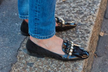20 Eylül 2017 'de Milano' da Alberta Ferretti moda defilesinden önce siyah deri ayakkabılı ve incili bir kadın..