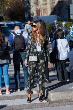 Alberta Ferretti defilesinden önce Elisa Taviti, Milano Moda Haftası sokak stili 20 Eylül 2017'de Milano'da.