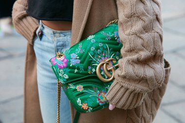 Gucci marka yeşil çiçekli çanta ve bej renkli kazak giyen kadın Max Mara moda defilesinden önce, Milan Moda Haftası tarzı 21 Eylül 2017 'de Milano' da.