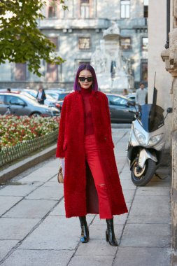 Irene Kim Max Mara defile öncesi kırmızı kürk ceket ve mor saçlı, Milano Moda Haftası sokak stili Eylül'de 21, 2017 Milano.