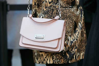 Pembe çantalı ve leopar desenli bir kadın Max Mara moda defilesinden önce, Milan Moda Haftası sokak stili 21 Eylül 2017 'de Milano' da.