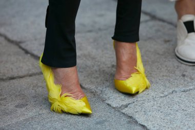 Max Mara moda defilesinden önce sarı ayakkabılı kadın, Milan Moda Haftası 21 Eylül 2017 'de Milano' da.