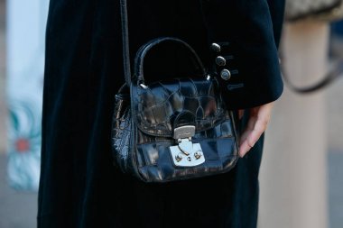 Luisa Beccaria defilesinden önce siyah deri Furla timsah çantalı kadın, Milan Moda Haftası 21 Eylül 2017 'de Milano' da.