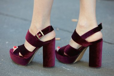 Fendi defilesinden önce koyu mor topuklu kadife ayakkabılı kadın, Milan Moda Haftası 21 Eylül 2017 'de Milano' da sokak stili.