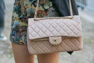 Prada defilesinden önce bej rengi deri çantalı bir kadın, Milan Moda Haftası 21 Eylül 2017 'de Milano' da.
