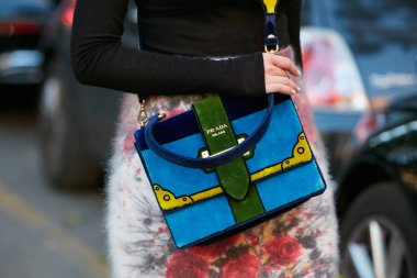 Prada defilesinden önce yeşil, mavi ve sarı renkli kadife çantalı kadın, Milan Moda Haftası 21 Eylül 2017 'de Milano' da.
