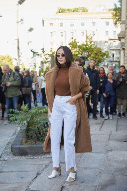 Max Mara moda defilesinden önce beyaz pantolonlu ve kahverengi kürklü Yoyo Cao, Milano Moda Haftası 21 Eylül 2017 'de Milano' da.