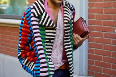 Fendi defilesinden önce çizgili renkli paltolu adam, Milano Moda Haftası sokak stili 21 Eylül 2017'de Milano'da.