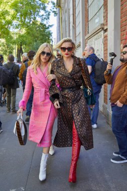 Fendi çantalı ve pembe ceketli kadınlar Fendi defilesinden önce yürüyorlar, Milan Moda Haftası 21 Eylül 2017 'de Milano' da.