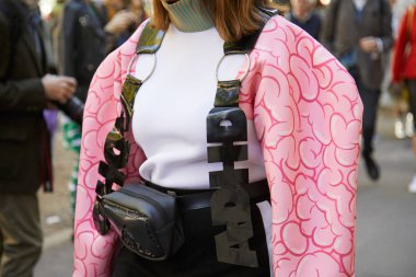 21 Eylül 2017 'de Milano' da, Fendi moda defilesinden önce kollarında pembe beyin tasarımı olan kadın..