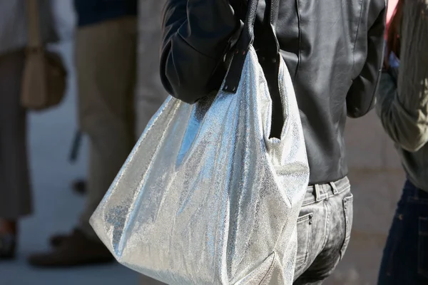 Kvinna med silver metalliska väska och svart skinnjacka före Alberto Zambelli modevisning, Milan Fashion Week street style den 20 september 2017 i Milano. — Stockfoto