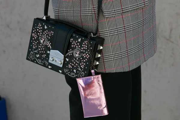 Mulher com saco Salar preto com acessório metálico rosa antes Alberto Zambelli desfile de moda, Milan Fashion Week street style em setembro 20, 2017 em Milão . — Fotografia de Stock