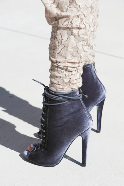 Mujer con zapatos de terciopelo gris tacón alto y pantalones florales de encaje antes del desfile de moda Alberto Zambelli, Milan Fashion Week street style on septiembre 20, 2017 in Milan . —  Fotos de Stock