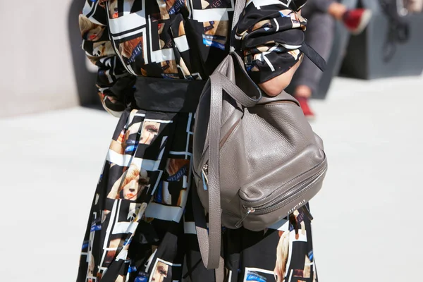 Mulher com mochila de couro bege antes Alberto Zambelli desfile de moda, Milan Fashion Week street style em setembro 20, 2017 em Milão . — Fotografia de Stock