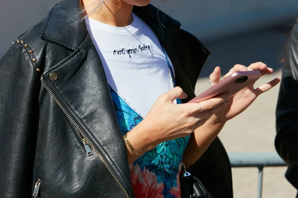 Siyah deri ceketli kadın Alberto Zambelli moda defilesinden önce pembe akıllı telefona bakıyor, Milano Moda Haftası tarzı 20 Eylül 2017, Milano. — Stok fotoğraf