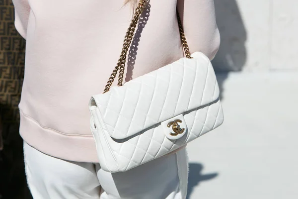 Beyaz Chanel deri çantalı ve soluk pembe kazaklı kadın Alberto Zambelli moda defilesinden önce, Milano Moda Haftası tarzı 20 Eylül 2017 'de Milano' da. — Stok fotoğraf