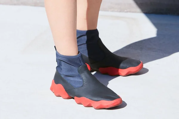 Mujer con zapatos de cuero negro con suela roja antes del desfile de moda Alberto Zambelli, Milan Fashion Week street style on septiembre 20, 2017 in Milan . —  Fotos de Stock