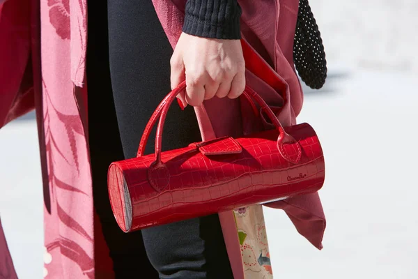 Woman with Red Camomilla crocodile seather bag before Alberto Zambelli fashion show, Milan Fashion Week street style 20 вересня 2017 року в Мілані. — стокове фото