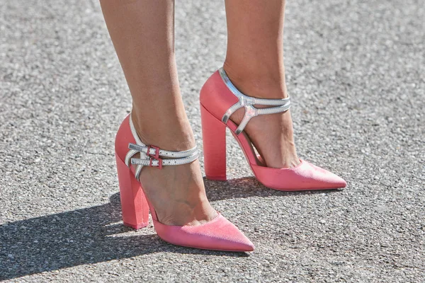 Vrouw met hoge hiel roze satijnen schoenen met zilveren details voor Alberto Zambelli modeshow, Milaan Fashion Week straatstijl op 20 september 2017 in Milaan. — Stockfoto
