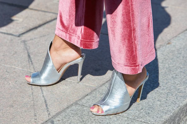 Mujer con pantalones de terciopelo rosa y zapatos de tacón alto de plata antes del desfile de moda Alberto Zambelli, Milan Fashion Week street style on septiembre 20, 2017 in Milan . —  Fotos de Stock