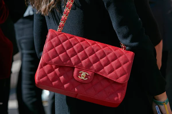 Wanita dengan tas kulit merah Chanel sebelum peragaan busana Cristiano Burani, Milan Fashion Week street style pada 20 September 2017 di Milan . — Stok Foto