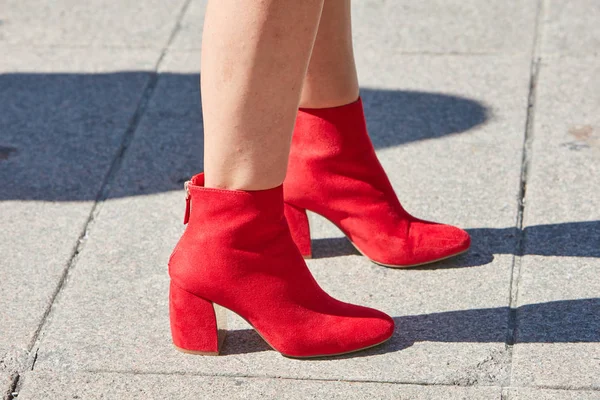 Mujer con botas bajas rojas antes del desfile de moda Cristiano Burani, Milan Fashion Week street style on septiembre 20, 2017 in Milan . — Foto de Stock