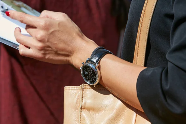 Mujer con reloj Cronógrafo IWC Portofino con correa de piel de cocodrilo negro antes del desfile de moda Cristiano Burani, Milan Fashion Week street style on septiembre 20, 2017 in Milan . —  Fotos de Stock