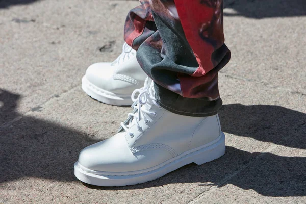 Hombre con botas de combate blancas y pantalones rojos antes del desfile de moda Cristiano Burani, Milan Fashion Week street style on septiembre 20, 2017 in Milan . —  Fotos de Stock