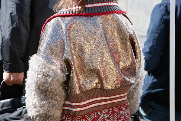 Женщина в металлическом пиджаке с меховыми рукавами перед показом мод Альберто Замбелли, стиль Недели моды в Милане 20 сентября 2017 года в Милане . — стоковое фото
