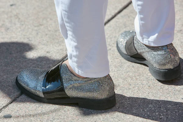 Hombre con zapatos de purpurina plateados y pantalones blancos antes del desfile de moda Alberto Zambelli, Milan Fashion Week street style on septiembre 20, 2017 in Milan . —  Fotos de Stock