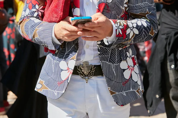 Man with Gucci belt and floral design jacket looking at smartphone before Alberto Zambelli fashion show, Milan Fashion Week street style on September 20, 2017 in Milan. — Stock Photo, Image