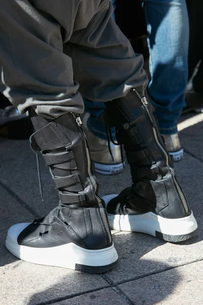 2017年9月20日，米兰时装周街头风格，阿尔贝托·赞贝利时装秀前，穿着高皮靴，鞋底为白色鞋底的男人. — 图库照片