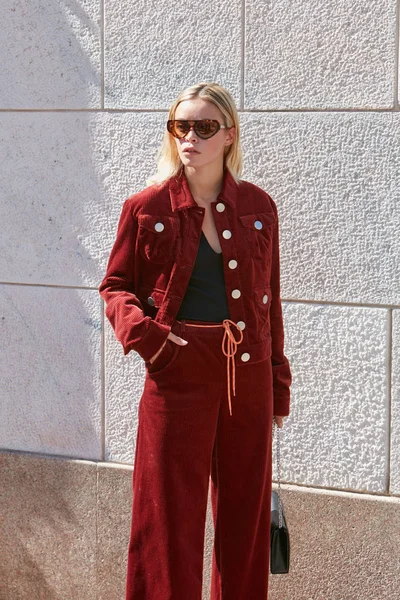 Mujer con pantalones y chaqueta de terciopelo rojo oscuro antes del desfile de moda Cristiano Burani, Milan Fashion Week street style on septiembre 20, 2017 in Milan . — Foto de Stock