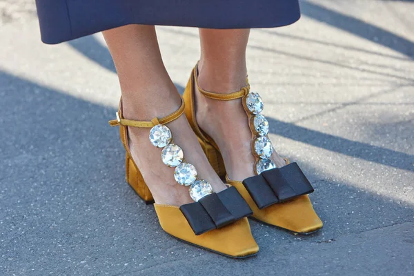 Femme avec des chaussures jaunes avec des gemmes blanches et un ruban noir avant le défilé de mode Alberta Ferretti, Milan Fashion Week street style le septembre 20, 2017 à Milan . — Photo