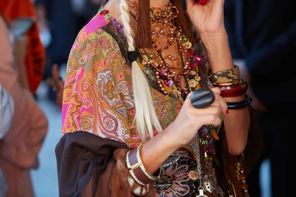 Frau mit buntem ethnischen Hemd und Accessoires vor der Modenschau von alberta ferretti, Mailänder Modewoche Streetstyle am 20. September 2017 in Mailand. — Stockfoto
