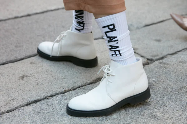 Mujer con zapatos blancos con suela negra y calcetines largos antes del desfile de moda Max Mara, Milan Fashion Week street style on septiembre 21, 2017 in Milan . —  Fotos de Stock